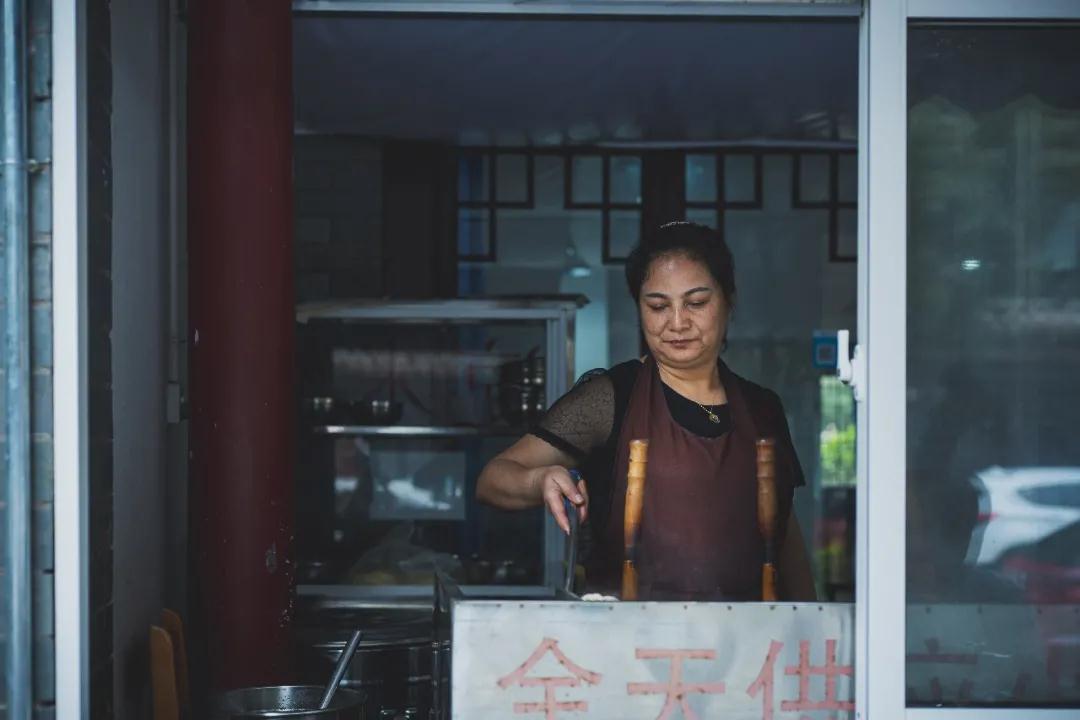 来彝人古镇享受悠长假期，怎少得了这些美味小吃-北京餐饮网